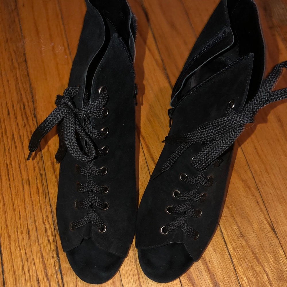 Vaneli SZ 8.5 Leather Peep Toe Booties only wore it once.